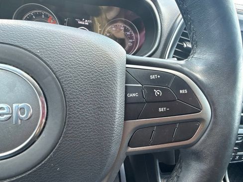 Used 2019 Jeep Cherokee Latitude Plus w/ Comfort/Convenience Group AWD/4WD image 22