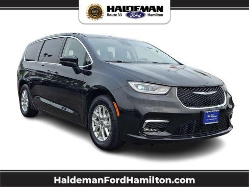 Used 2023 Chrysler Pacifica Touring-L FWD image 1