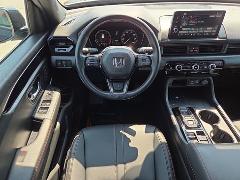 Used 2025 Honda Pilot TrailSport image 13