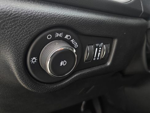 Used 2025 Chrysler Pacifica Select FWD image 18