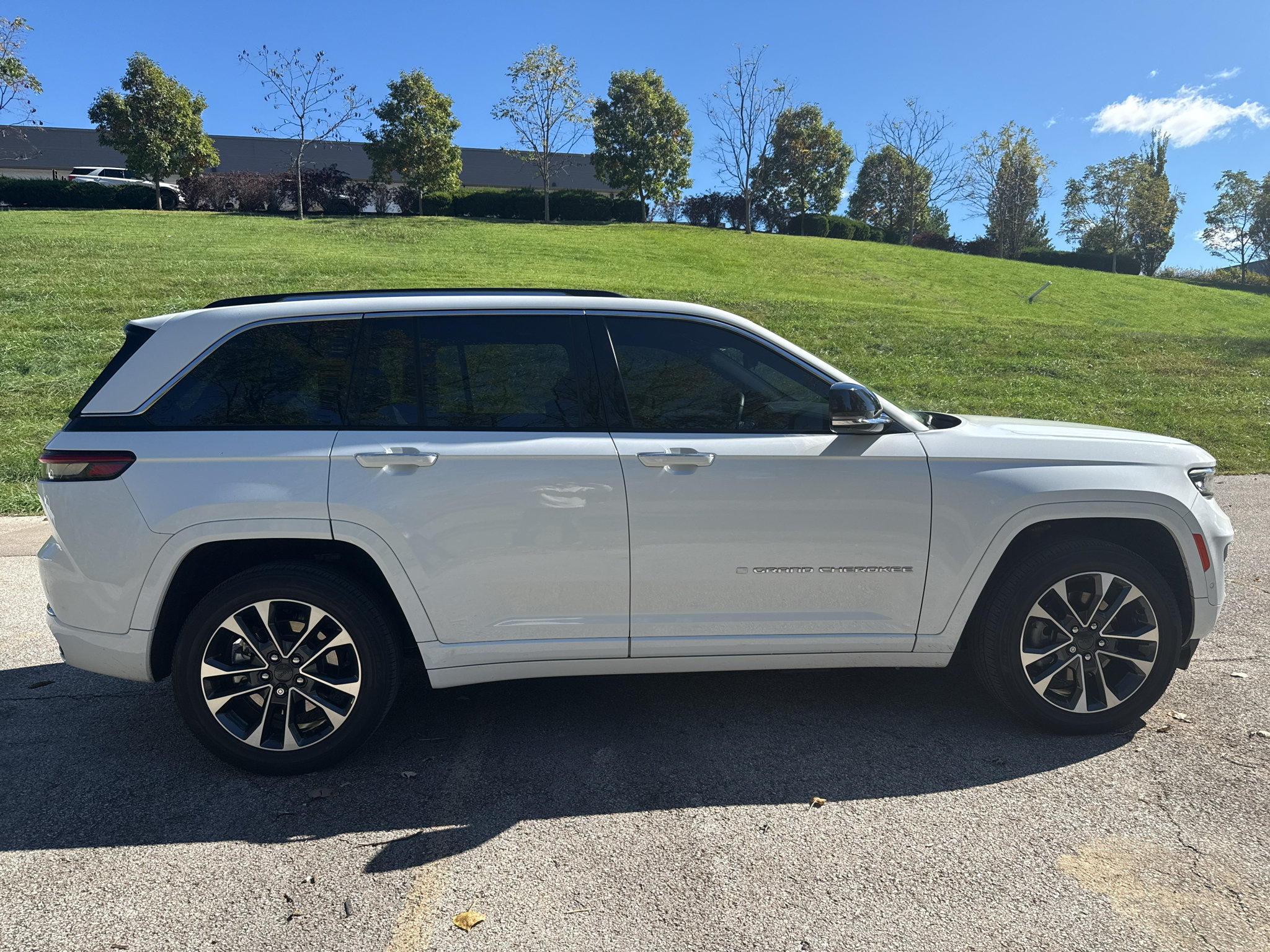 Used 2022 Jeep Grand Cherokee Overland w/ Advanced Protech Group III AWD/4WD image 6