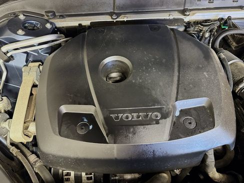 Used 2019 Volvo XC60 T5 Momentum w/ Multimedia Package AWD/4WD image 40