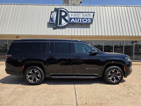 Used 2024 Jeep Wagoneer L Series III w/ Flexible Seating Group AWD/4WD image 9
