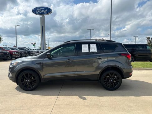Used 2019 Ford Escape SE FWD image 2