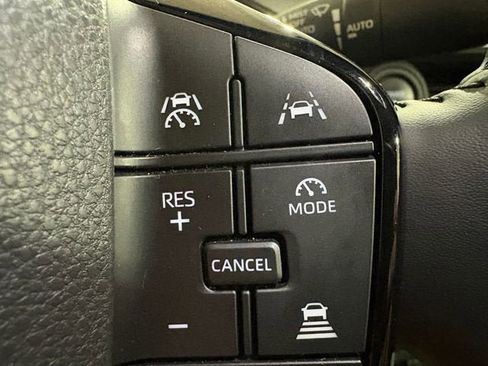 Used 2025 Toyota Prius XLE AWD/4WD image 9
