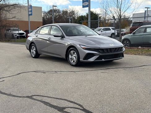 Used 2026 Hyundai Elantra SE FWD image 3