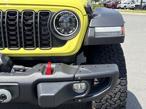 Used 2024 Jeep Wrangler Unlimited Rubicon w/ XTREMEE 35" Tire Package AWD/4WD image 11