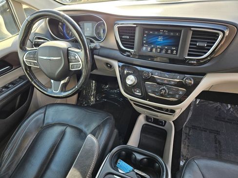 Used 2019 Chrysler Pacifica Touring-L image 11
