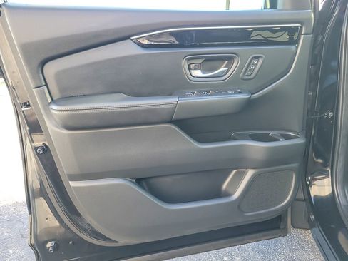 Used 2025 Honda Pilot EX-L image 17