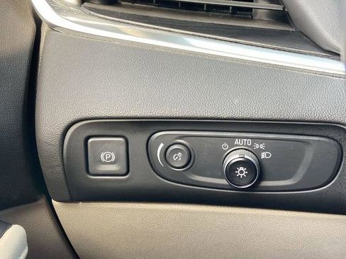 Used 2021 Buick Enclave Essence image 13