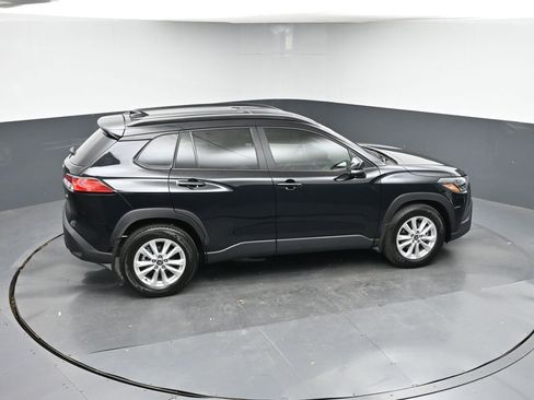 Used 2025 Toyota Corolla Cross LE image 36