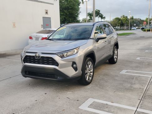 Used 2020 Toyota RAV4 XLE Premium image 7