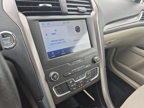 Used 2020 Ford Fusion SE FWD image 27