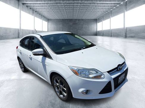 Used 2014 Ford Focus SE w/ Equipment Group 201A FWD image 2