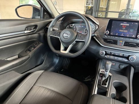 Used 2025 Nissan Altima 2.5 SV FWD image 34