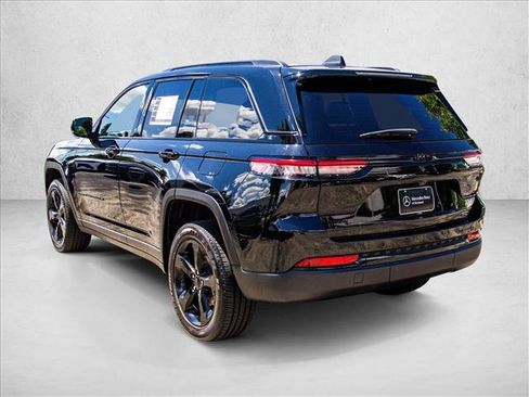 Used 2023 Jeep Grand Cherokee Altitude AWD/4WD image 7