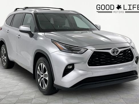 Used 2022 Toyota Highlander XLE AWD/4WD image 1