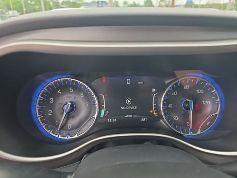 Used 2023 Chrysler Pacifica Touring-L FWD image 19