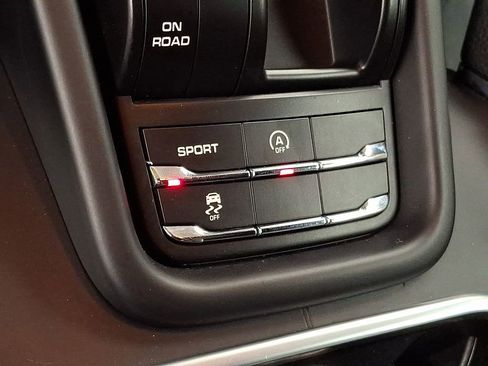 Used 2014 Porsche Cayenne AWD/4WD image 24