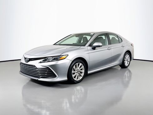Used 2022 Toyota Camry LE image 4