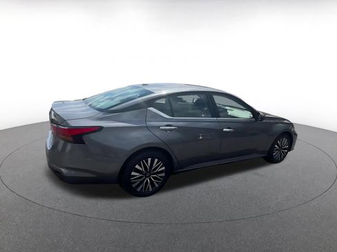 Used 2025 Nissan Altima 2.5 SV FWD image 14