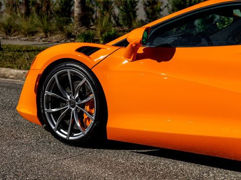 Used 2025 McLaren Artura image 17