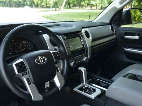 Used 2018 Toyota Tundra Limited w/ Limited Premium Package RWD image 16