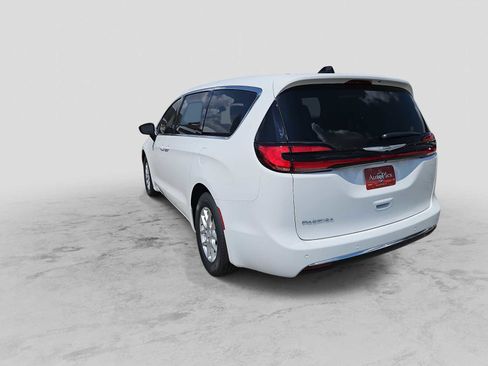 New 2025 Chrysler Pacifica Select image 6