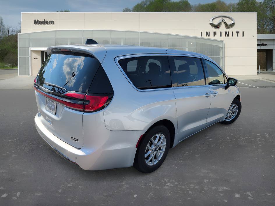 Used 2024 Chrysler Pacifica Touring-L FWD image 4