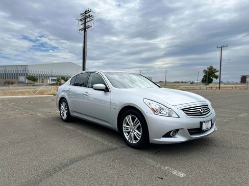 Used 2015 INFINITI Q40 w/ Navigation Package RWD image 3
