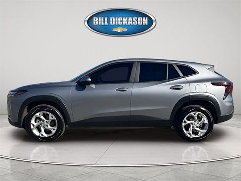 Used 2025 Chevrolet Trax LS w/ LS Convenience Package image 4