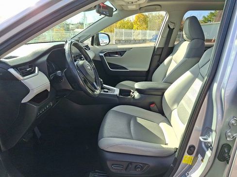 Used 2019 Toyota RAV4 Limited image 16