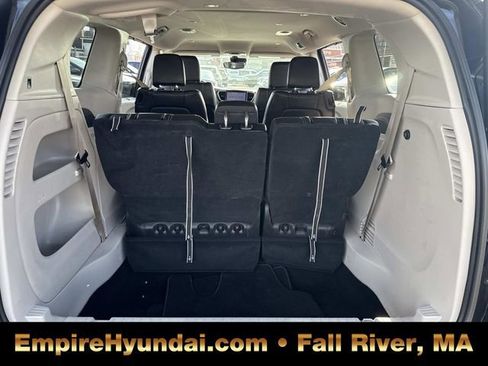Used 2023 Chrysler Pacifica Touring-L image 6