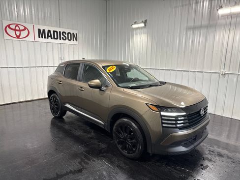Used 2025 Nissan Kicks SV FWD image 4