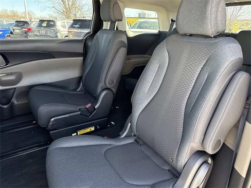 New 2026 Kia Carnival LX image 14