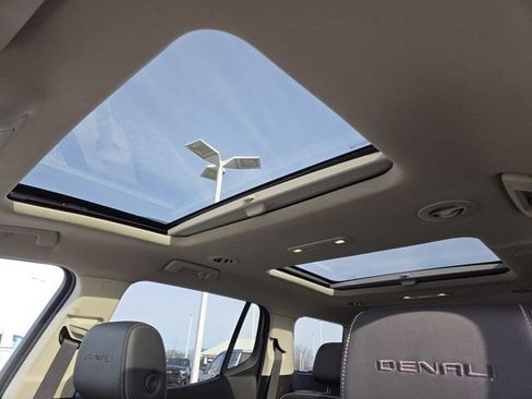 Used 2023 GMC Acadia Denali image 3