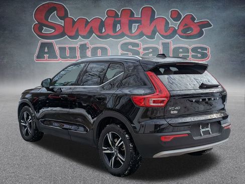 Used 2025 Volvo XC40 B5 Core image 4