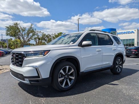 New 2025 Honda Pilot Touring image 6