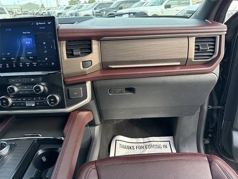 Used 2024 Ford Expedition Limited image 18