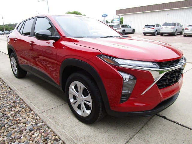 Used 2026 Chevrolet Trax LS FWD image 3