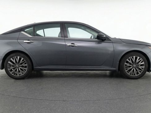 Used 2025 Nissan Altima 2.5 SV image 11