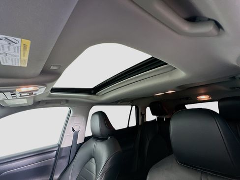 Used 2020 Toyota Highlander XLE FWD image 25