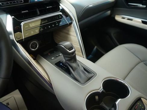 Used 2023 Toyota Venza Limited AWD/4WD image 28