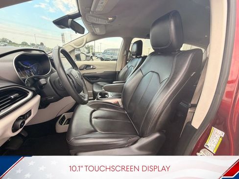 Used 2023 Chrysler Pacifica Touring-L FWD image 10