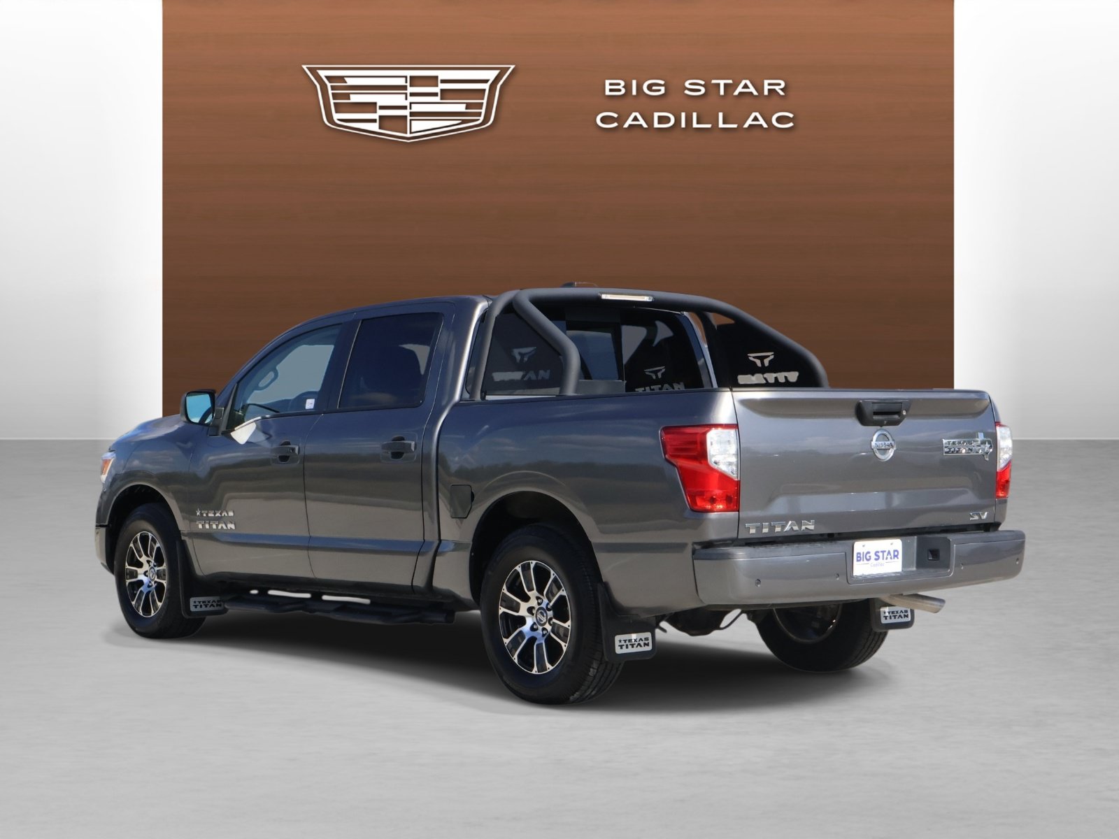 Used 2022 Nissan Titan SV w/ SV Convenience Package RWD image 3