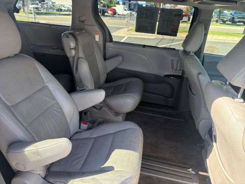 Used 2018 Toyota Sienna XLE FWD image 16