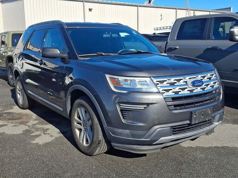 Used 2018 Ford Explorer XLT image 5