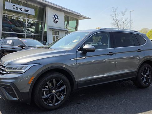 Used 2024 Volkswagen Tiguan SE image 1