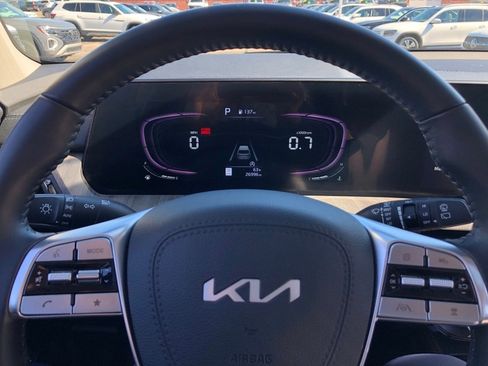 Used 2024 Kia Telluride EX w/ EX Captain's Chair Package image 21