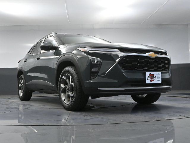Used 2025 Chevrolet Trax LT w/ Driver Confidence Package FWD image 44